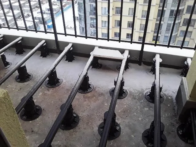 укладка террасной доски на балконе из ДПК
