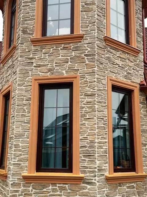 облицовка фасада дома рваным камнем