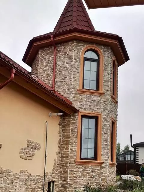 облицовка фасада дома рваным камнем