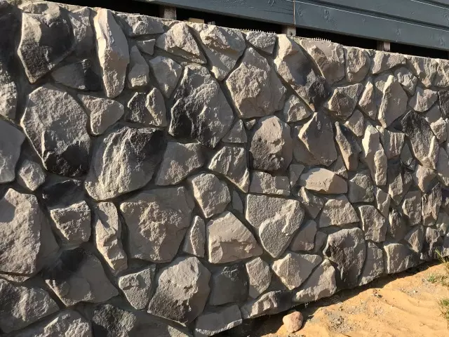 облицовка фундамента дома камнем