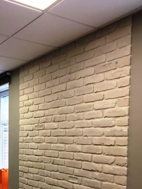 укладка искусственного камня на стену в квартире