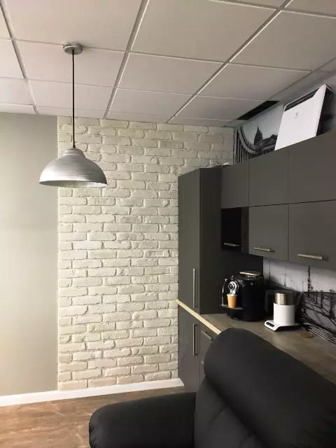 укладка искусственного камня на стену в квартире