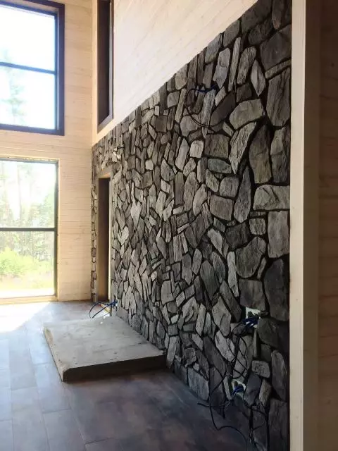 отделка декоративным камнем стен гаража внутри