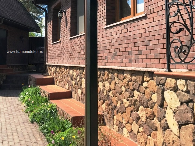 отделка фасада и цоколя дома искусственным камнем