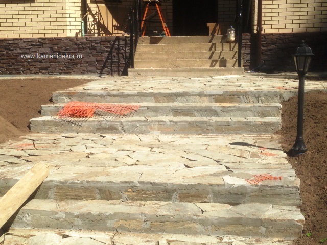 бетонная лестница природным камнем