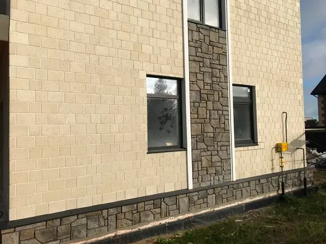 отделка фасада дома и гаража искусственным камнем
