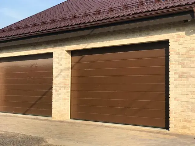 отделка фасада дома и гаража искусственным камнем