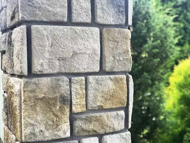 облицовка камнем бетонных столбов забора