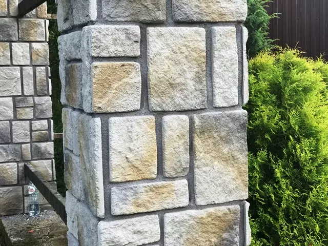 облицовка камнем бетонных столбов забора