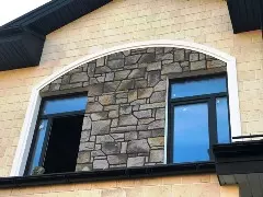отделка фасада камнем и декором