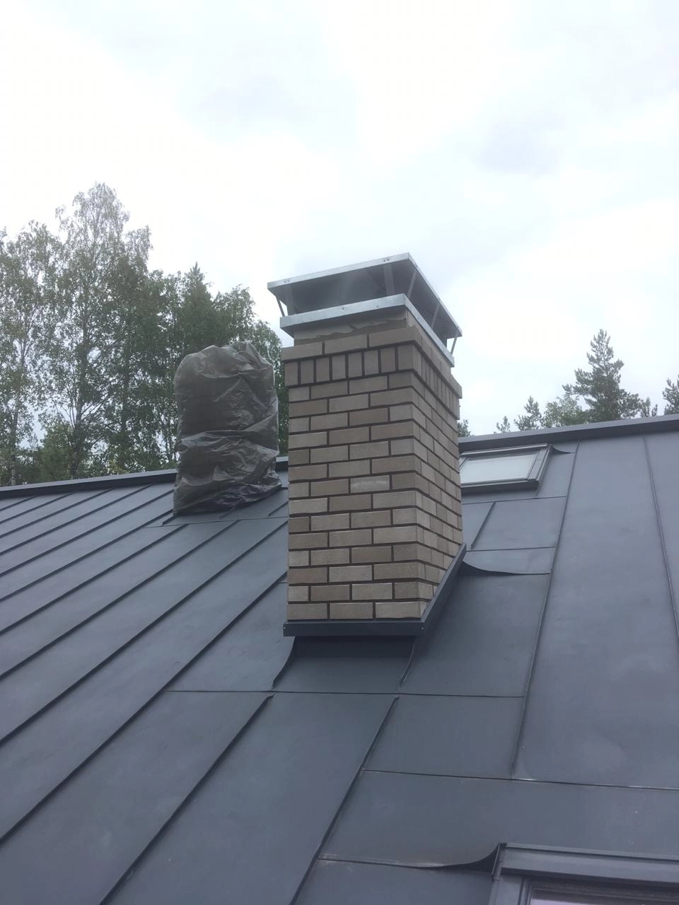 отделка дымохода на крыше
