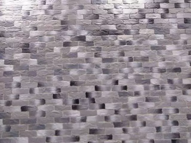 стены облицованы искусственым камнем под кирпич