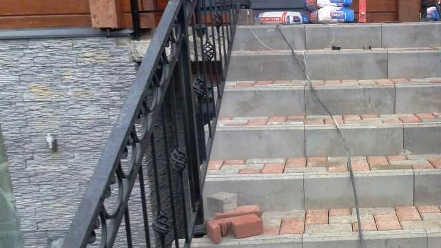 облицовка ступеней уличной лестницы тратуарной плиткой