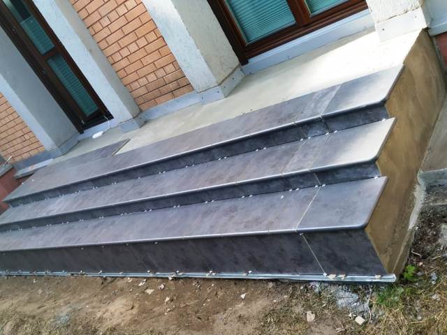 облицовка бетонных ступеней уличной лестницы гранитом