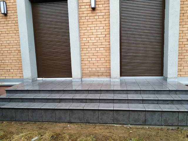облицовка бетонных ступеней уличной лестницы гранитом