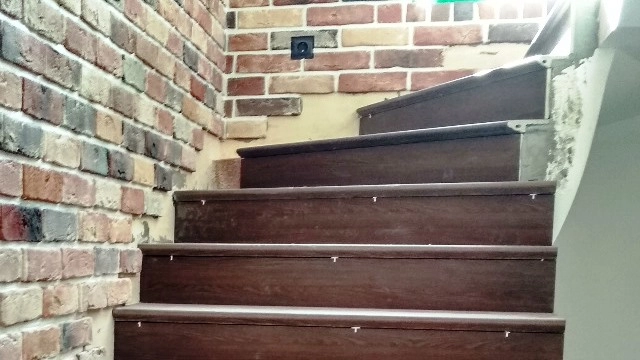 отделка стен лестницы камнем под кирпич