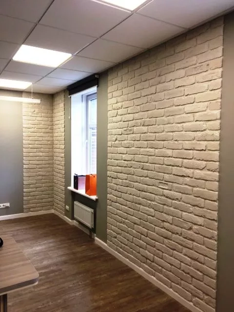 отделка декоративным камнем стен офиса