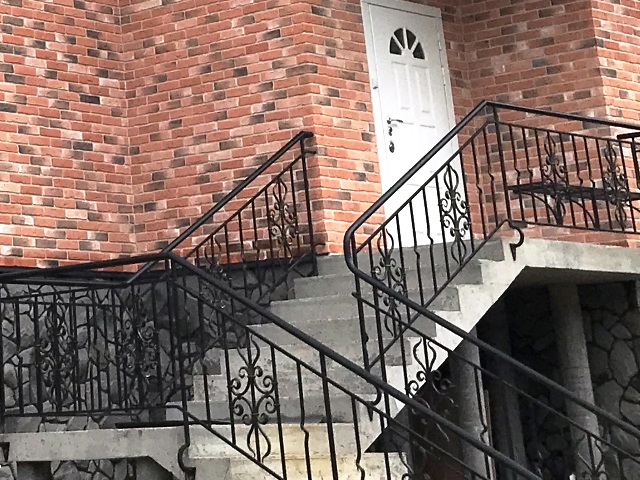 кованые перила для уличной лестницы
