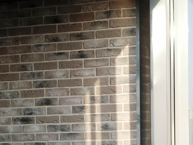 облицовка стен балкона искусственным камнем с видом кирпичной кладки