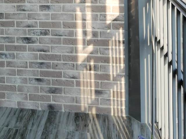 облицовка стен балкона искусственным камнем с видом кирпичной кладки
