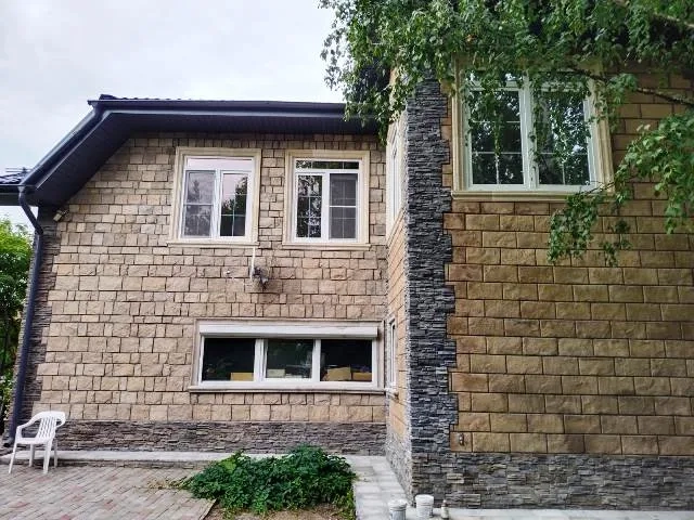облицовка камнем цоколя и фасада дома