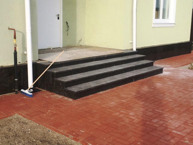 облицовка бетонных ступеней уличных лестниц керамогранитом