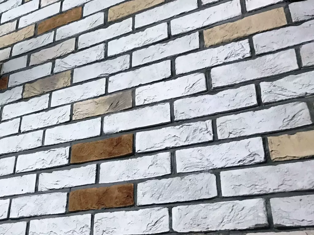 Стены облицованы искусственым камнем под кирпич